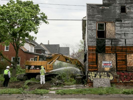636562138691470084-051216-detroit-demolition-r