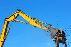 building-demolition-crane-large-dismantling-99581066