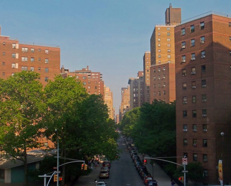 Daytime-view-of-the-Elliott-Chelsea-Houses-circa-2013-WikiCommons